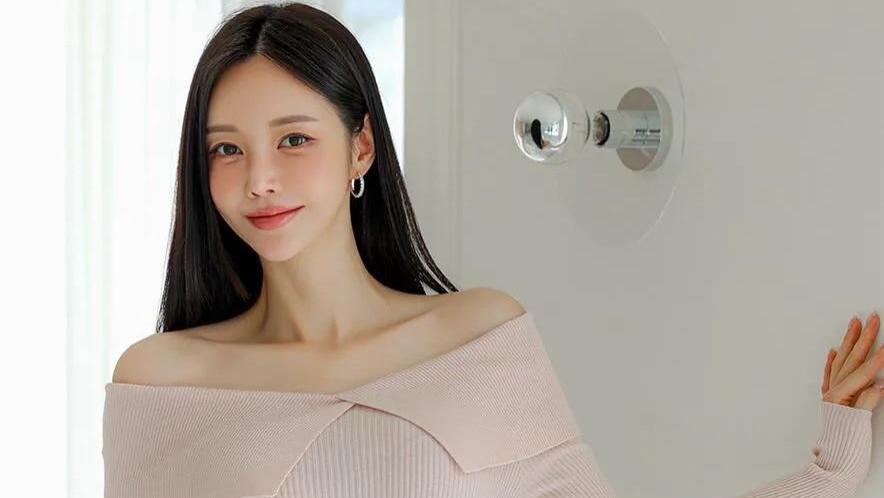 风华绝代舞翩翩，恰似谪仙降临凡，琼鼻樱唇添雅韵，眉目含情意绵绵