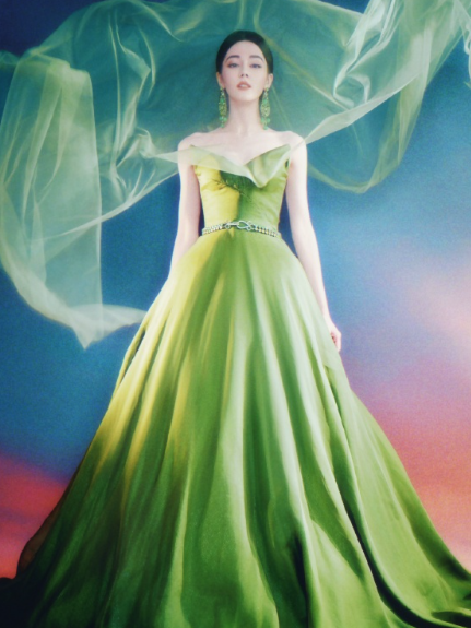 歌声轻扬似诗淌入我心房，追梦脚步奏响热血的乐章