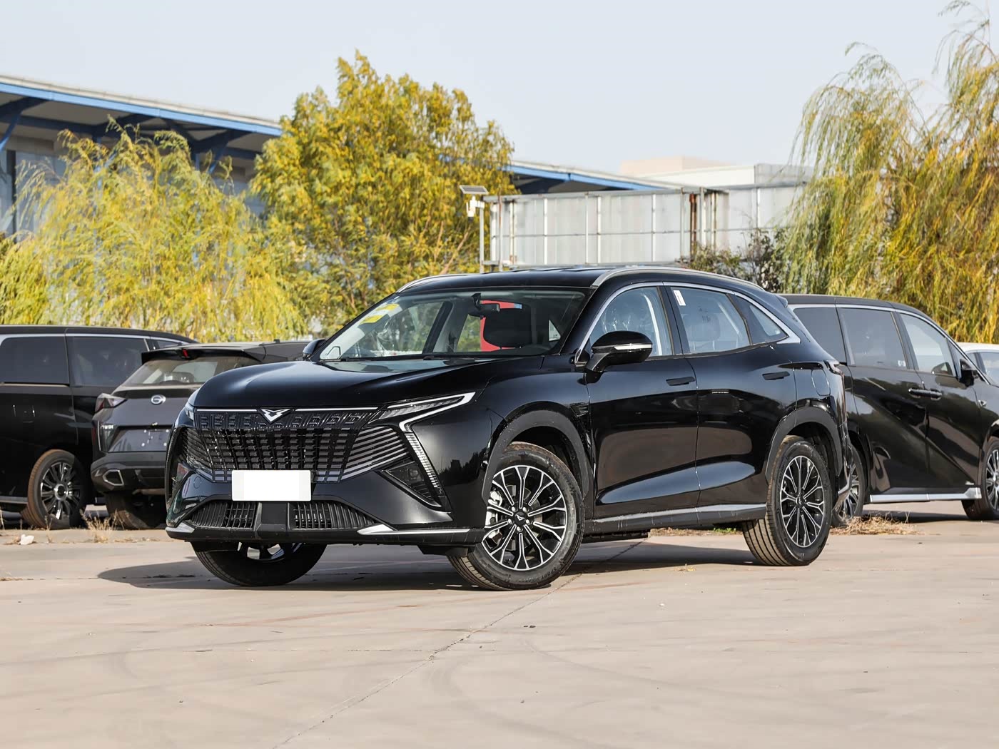 这款中型插混SUV成10万级“黑马”！7座布局可选，搭宁德时