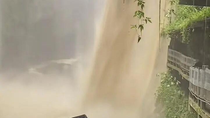 恩施大峡谷云龙地缝因强降雨临时闭园，保障游客安全