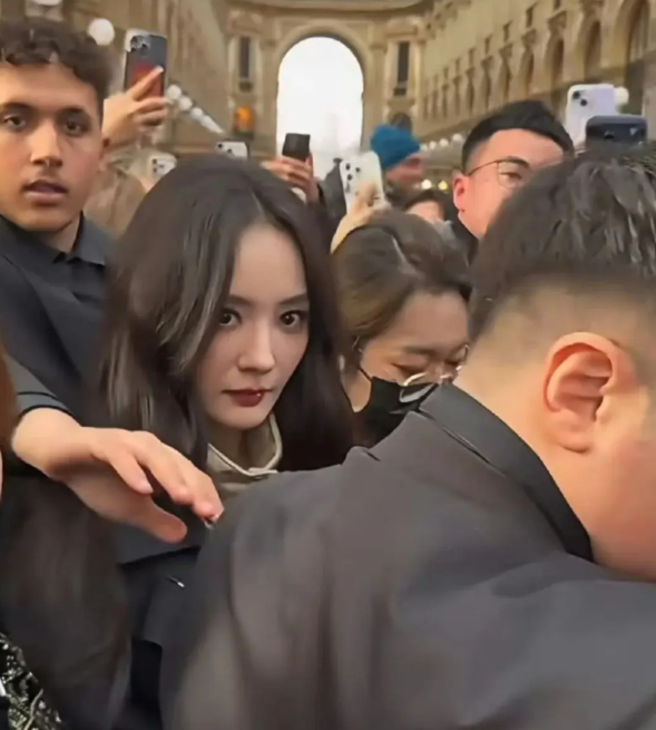 看到杨幂这眼神，感觉她选错戏路了
她应该去演恶毒的女配，演技绝对更受认可
这冷冽