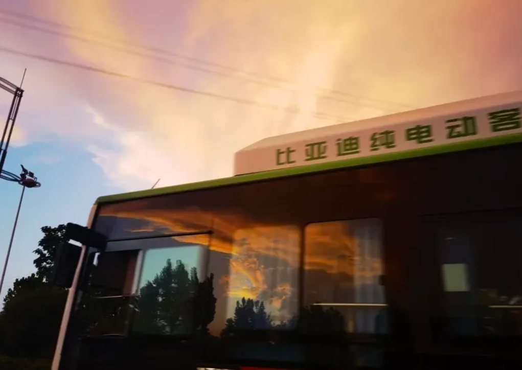 比亚迪和宁德时代真的牛，直接捅破超充的窗户纸，把电动车带进“分钟级补能”时代。2