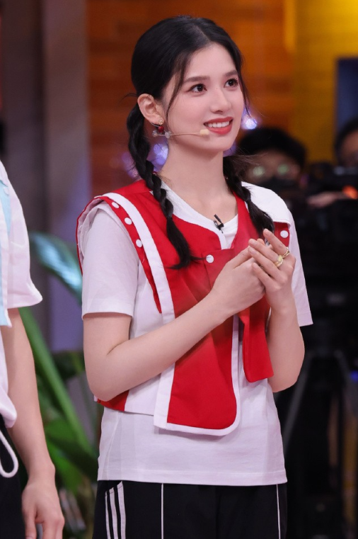张婧仪你好星期六造型抢先看，美美嘟！

张婧仪《你好，星期六》造型也太绝了！双马