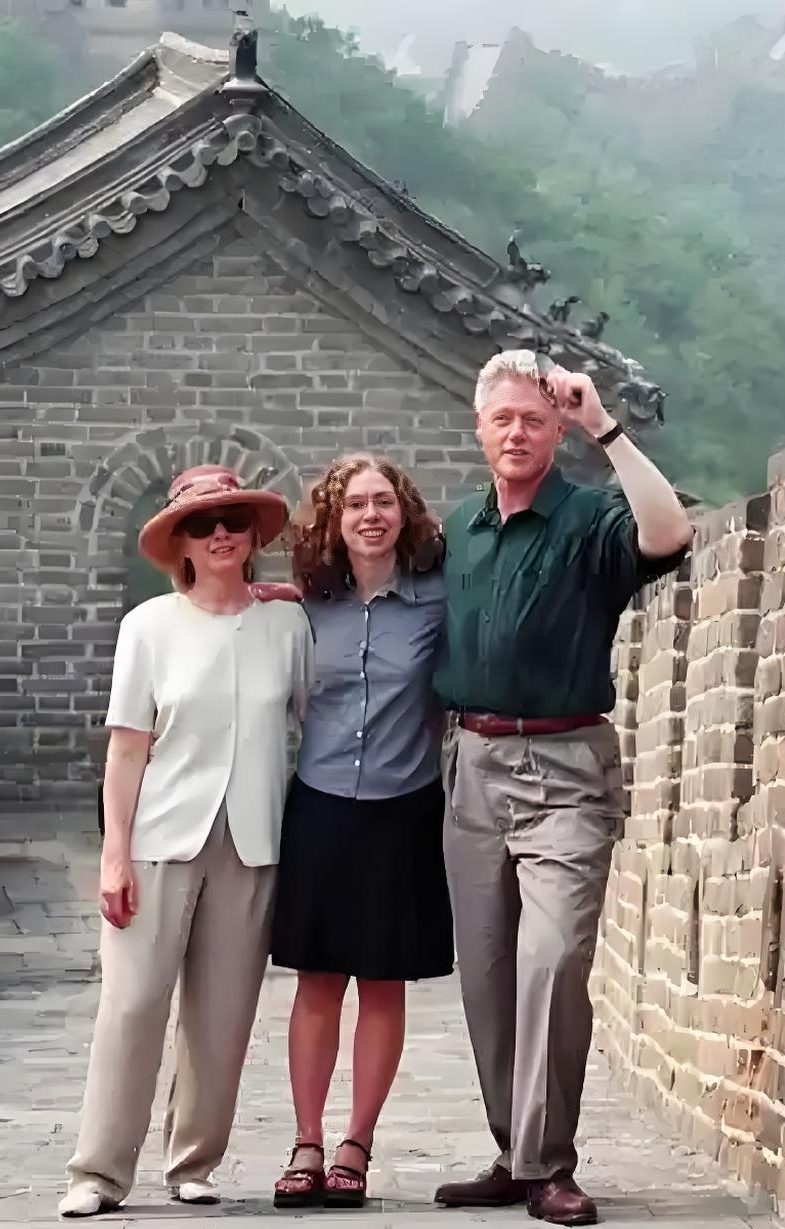 一世英名终究是毁在了下半身上！年近八旬的克林顿，到了晚年还不得不为曾经的“风流债