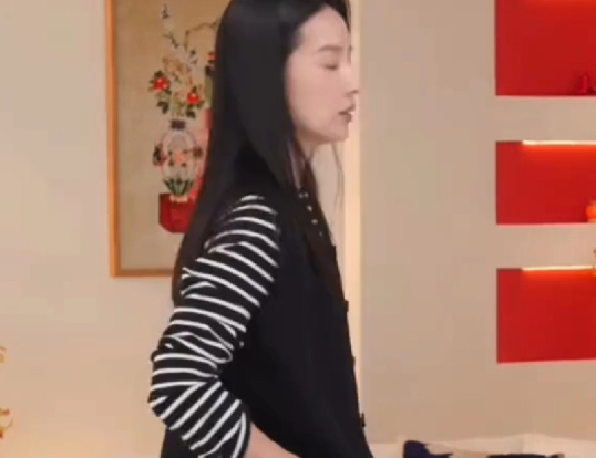 董洁给大家推荐了一条适合春天穿的微喇阔腿牛仔裤适合任何人穿着
这条牛仔裤颜色很正