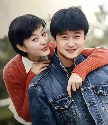 仔细看，那时的吴京疏眉朗目，气宇不凡，真的是一表人才！而他身后的美女是谁？看
她