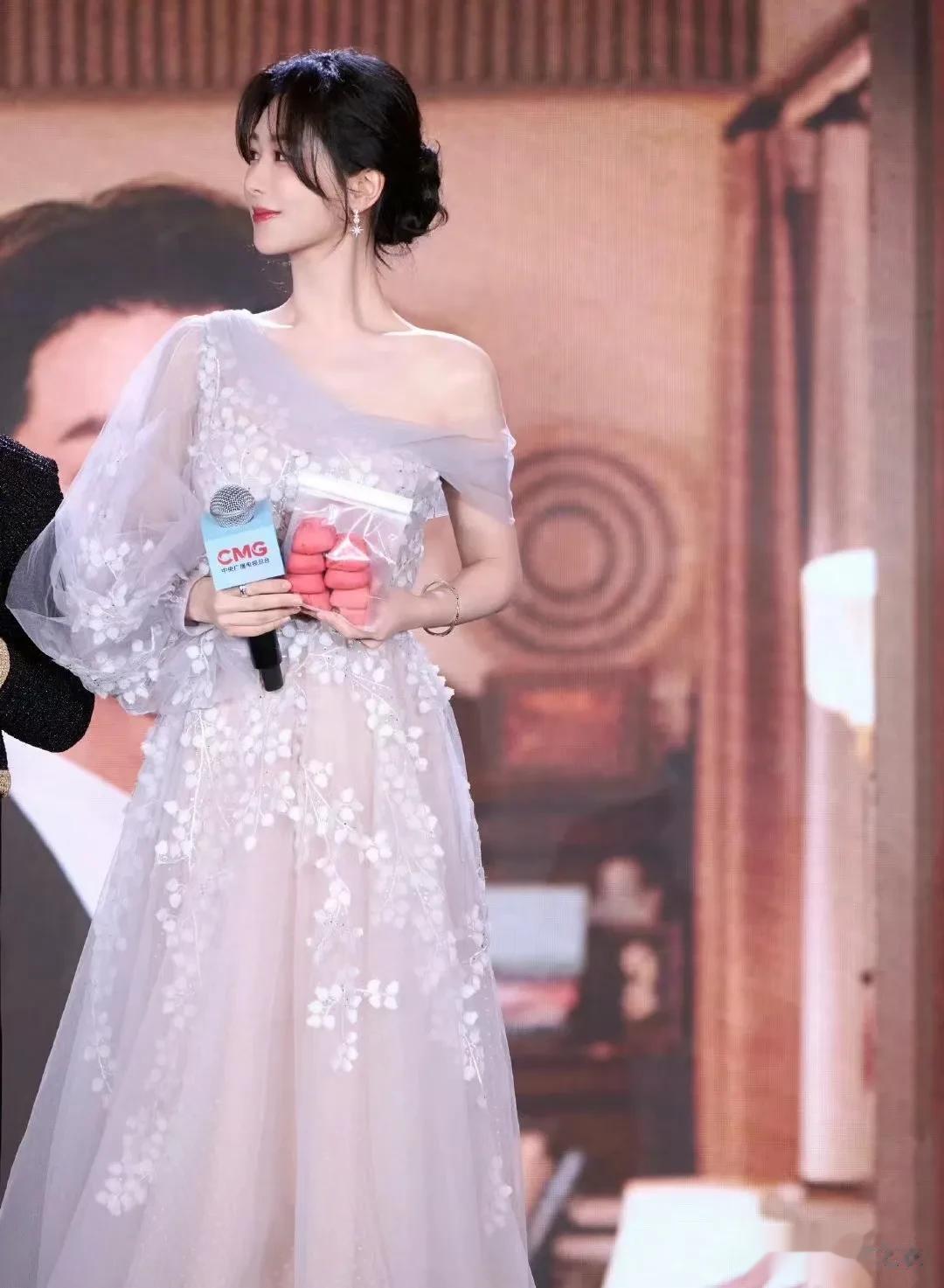 我记得大概在几年前吧，杨紫有次在韩国参加什么活动，造型是西装还是白衬衣和西裤来着