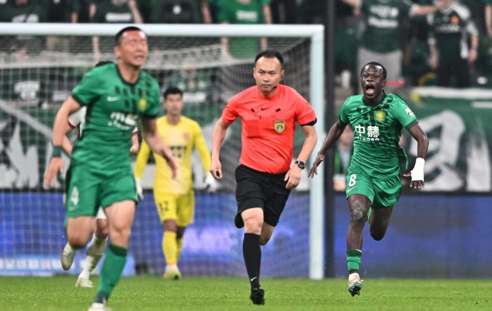 国安5轮第3次遭误判？蓉城扳平球疑手球！球迷愤怒：直接判降级