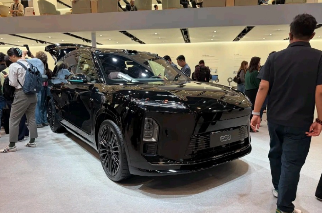 2026北京车展上，蔚来ES8新车型闪亮登场，其中玄金特别版租电34.8万元，整