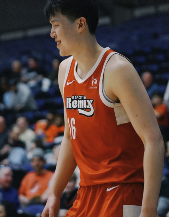 现在杨打球身体用的是真多，看他篮下老担心被吹犯规，至少不是个洁癖中锋了