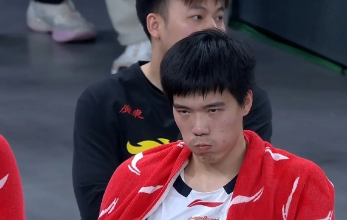 广东81:97上海，对广东队员打分评价如下:
1、麦考尔:2.6分
你球权可不少