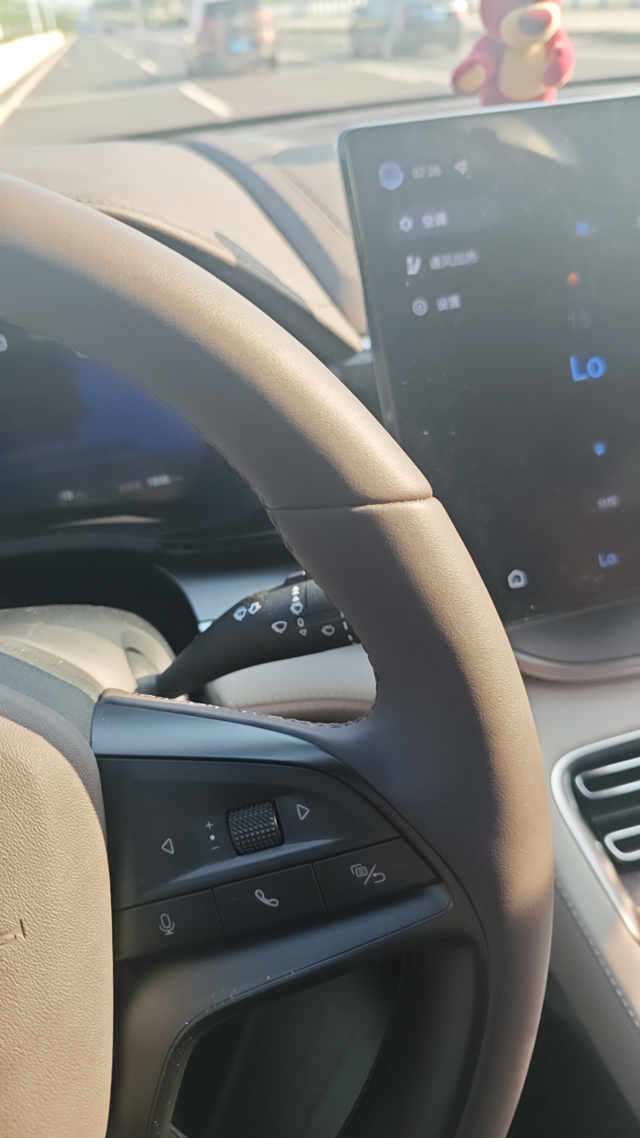 抖了2000公里修了好几次
上个月提的车112KM智驾版尊荣 买来一到110往上