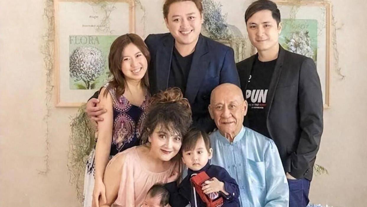 74岁TVB老戏骨香港演员施明病逝，长子公开怒斥弟媳下禁令不准进灵堂，揭母亲至死未认儿媳心酸