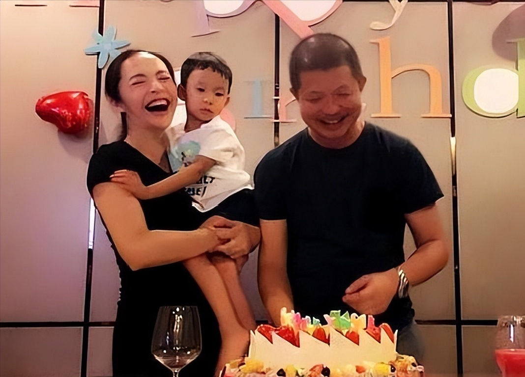 2014年，姚晨结婚两年，在整理衣柜时，她从衣柜的夹层，发现一张她不知道的的存折