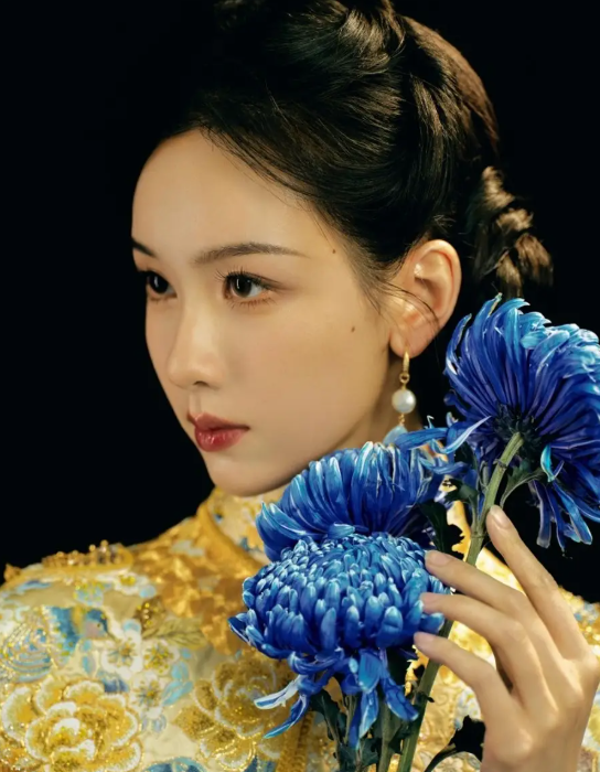 陈都灵最新大片惊艳释出，一袭旗袍搭配温婉盘发，尽显东方雅致与大气风骨！