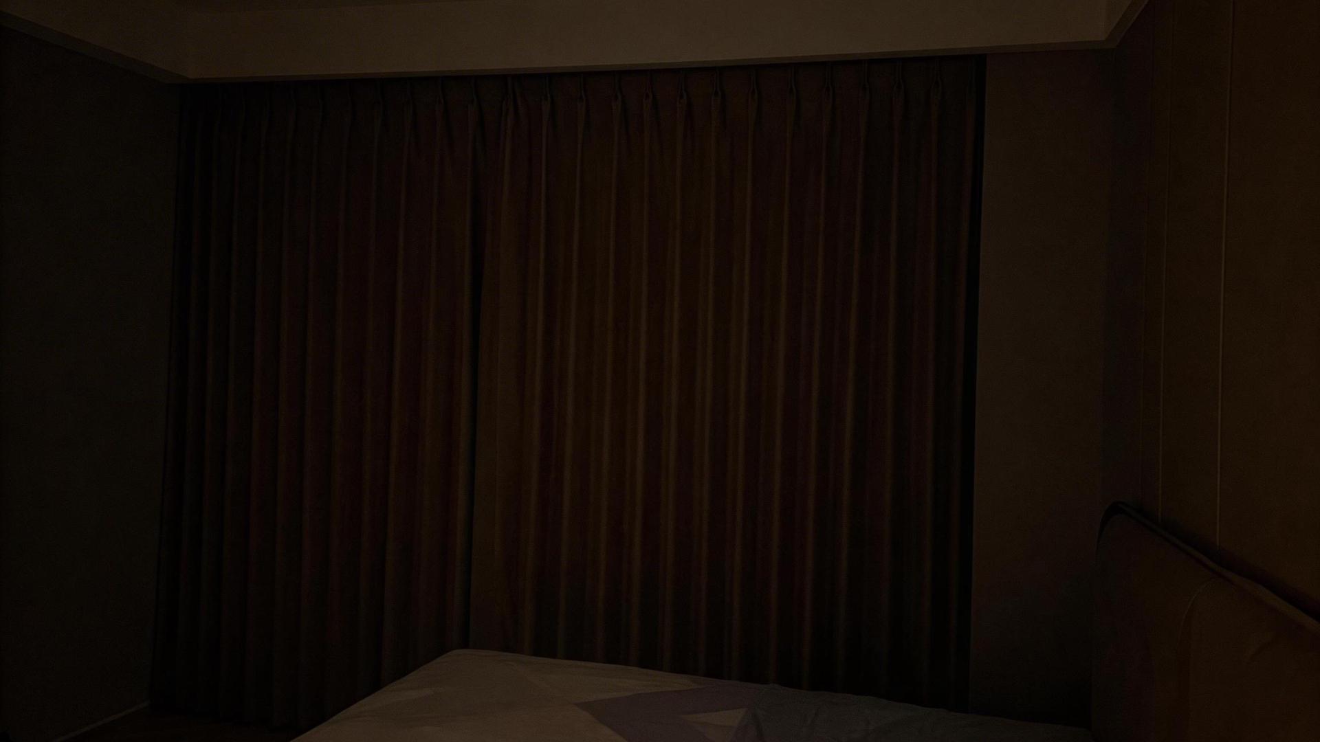 猫咪总被阳光晃醒？飘窗窗帘全遮光来帮忙，中波帘让主子睡更香