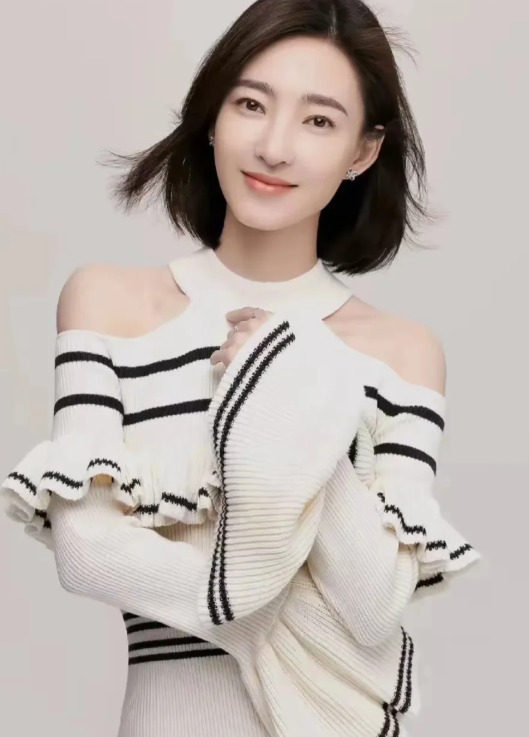 王丽坤参加某活动时
身上穿的这身衣服被网友吐槽“衣不蔽体”。
当天，王丽坤身着一