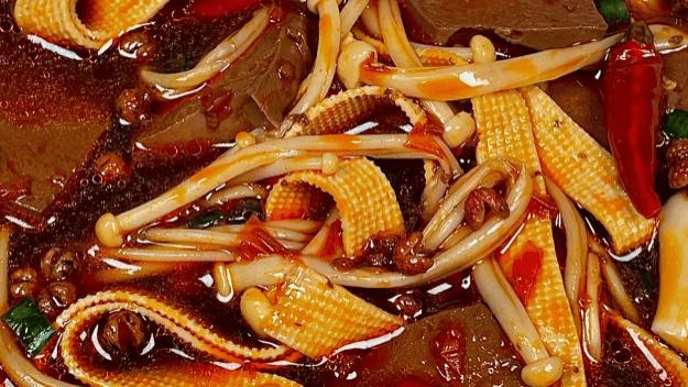 江湖儿女的“红油浴”：这碗毛血旺，辣得让你鼻涕眼泪一起流