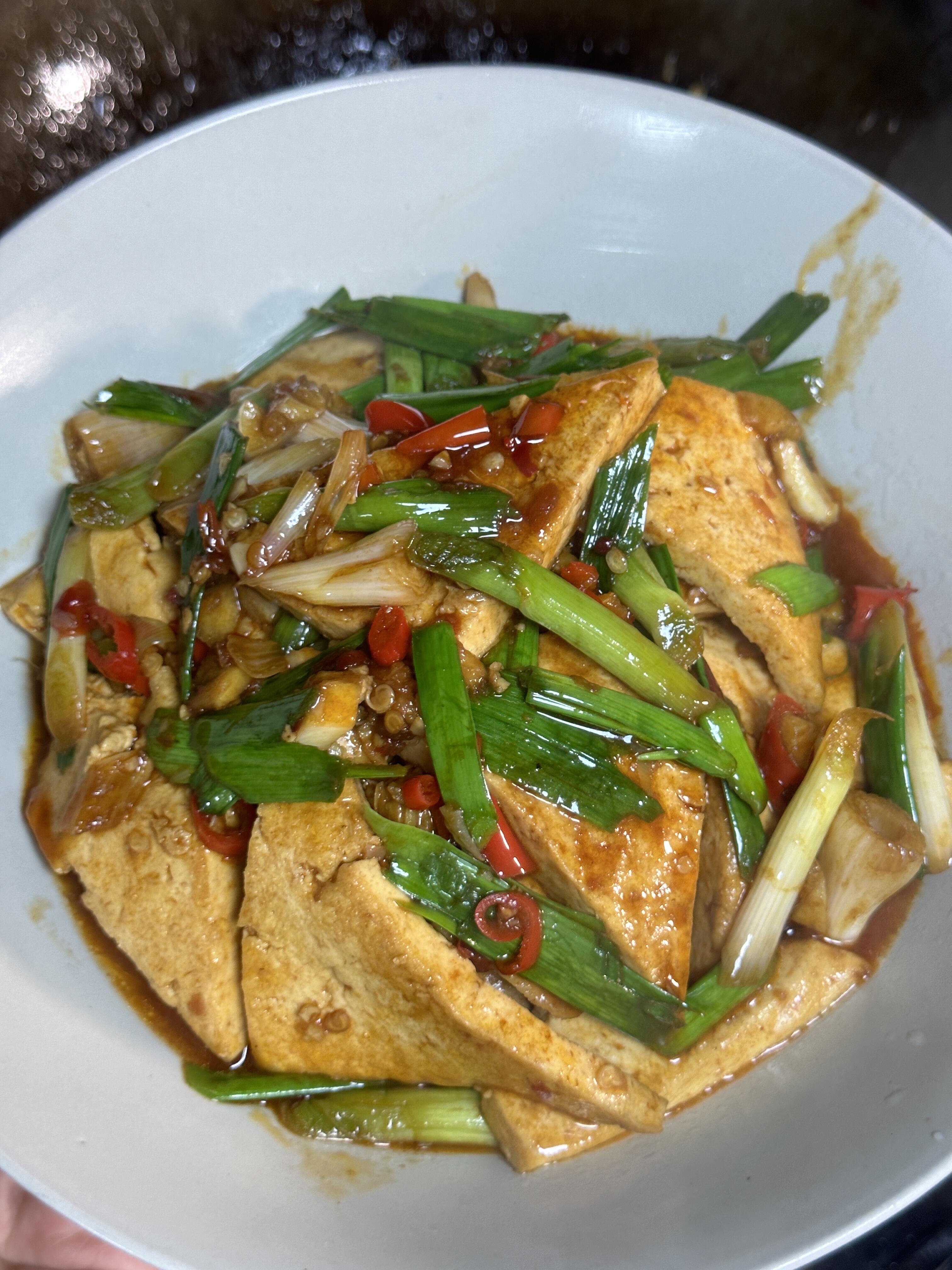 一定要做这道蒜苗烧豆腐，巨香巨好吃！
豆腐香嫩～裹满浓郁的酱汁配上清脆的蒜苗，真