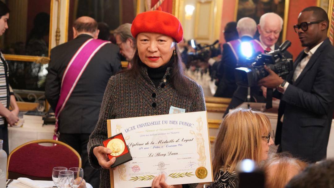 段莉生荣获“全球公益联盟”银质勋章，法国参议院举行授勋仪式