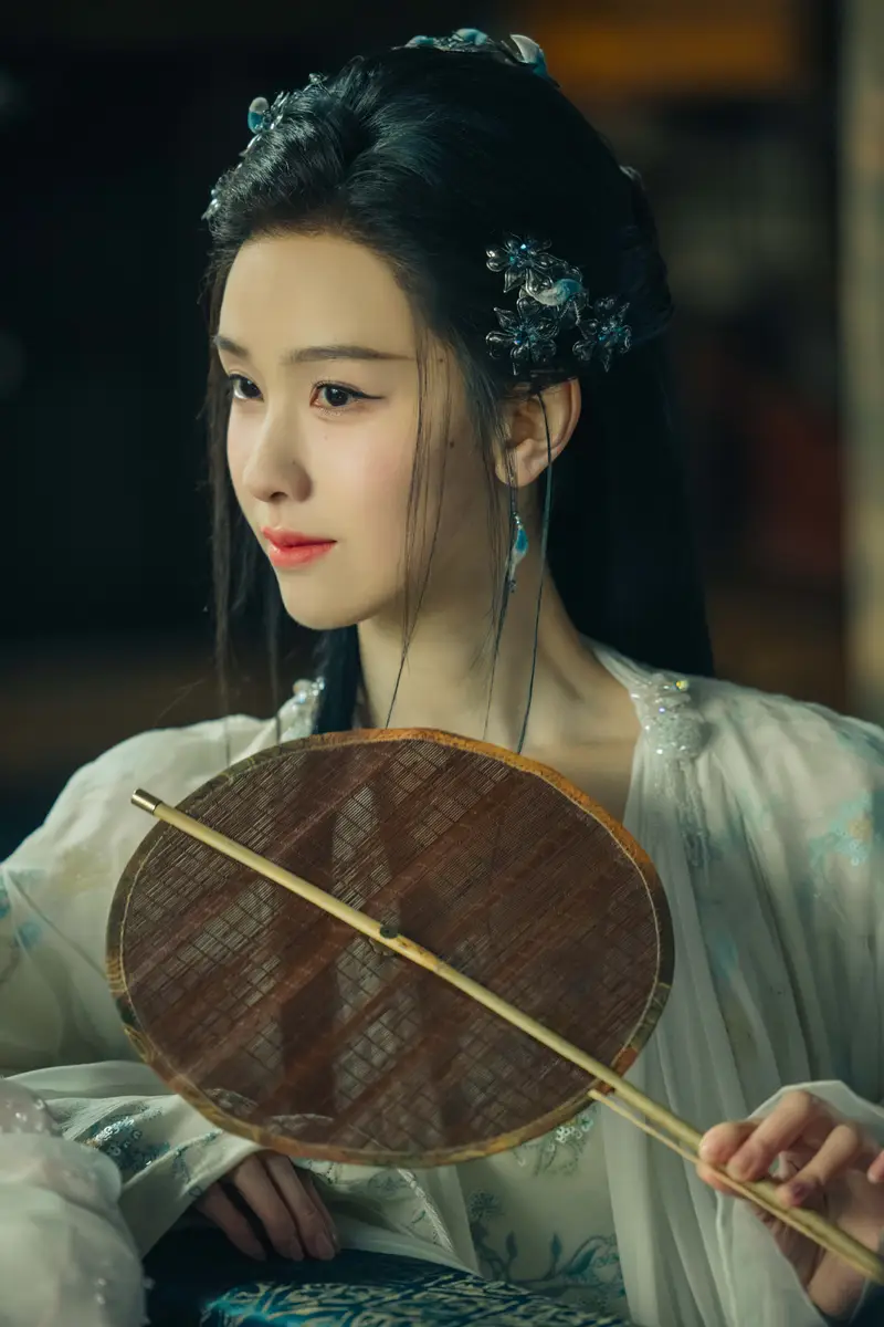 陈都灵戴银花发饰素衣温婉 执扇抚袖雅致仙气