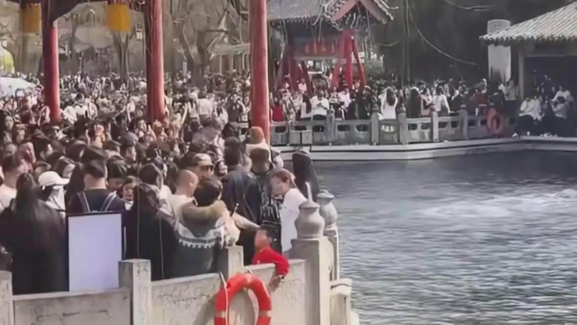 2 月 21 日！趵突泉保安抱柱成春节 “人从众” 缩影