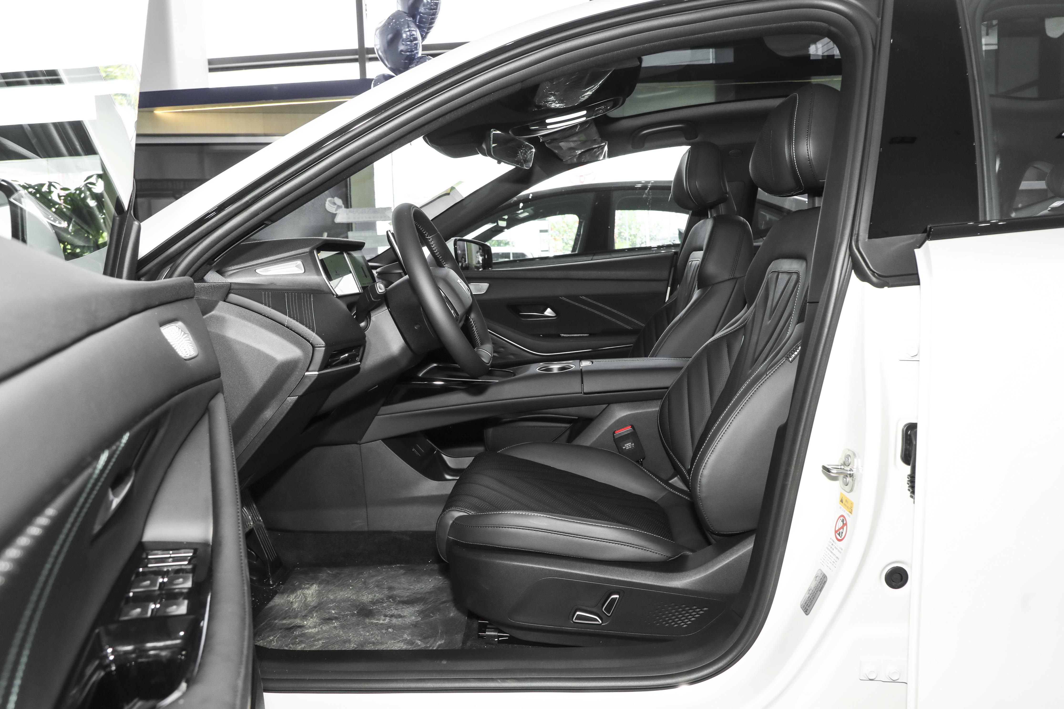 SL03这个车，争议最大的就是车尾。那个贯穿式尾灯加上凸起的造型，有人觉得怪，但