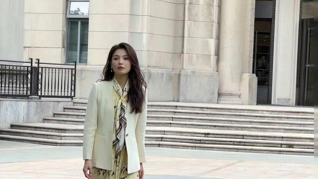 衬衫和西装外套是我们的老朋友了，印花衬衫与纯色衬衫一样