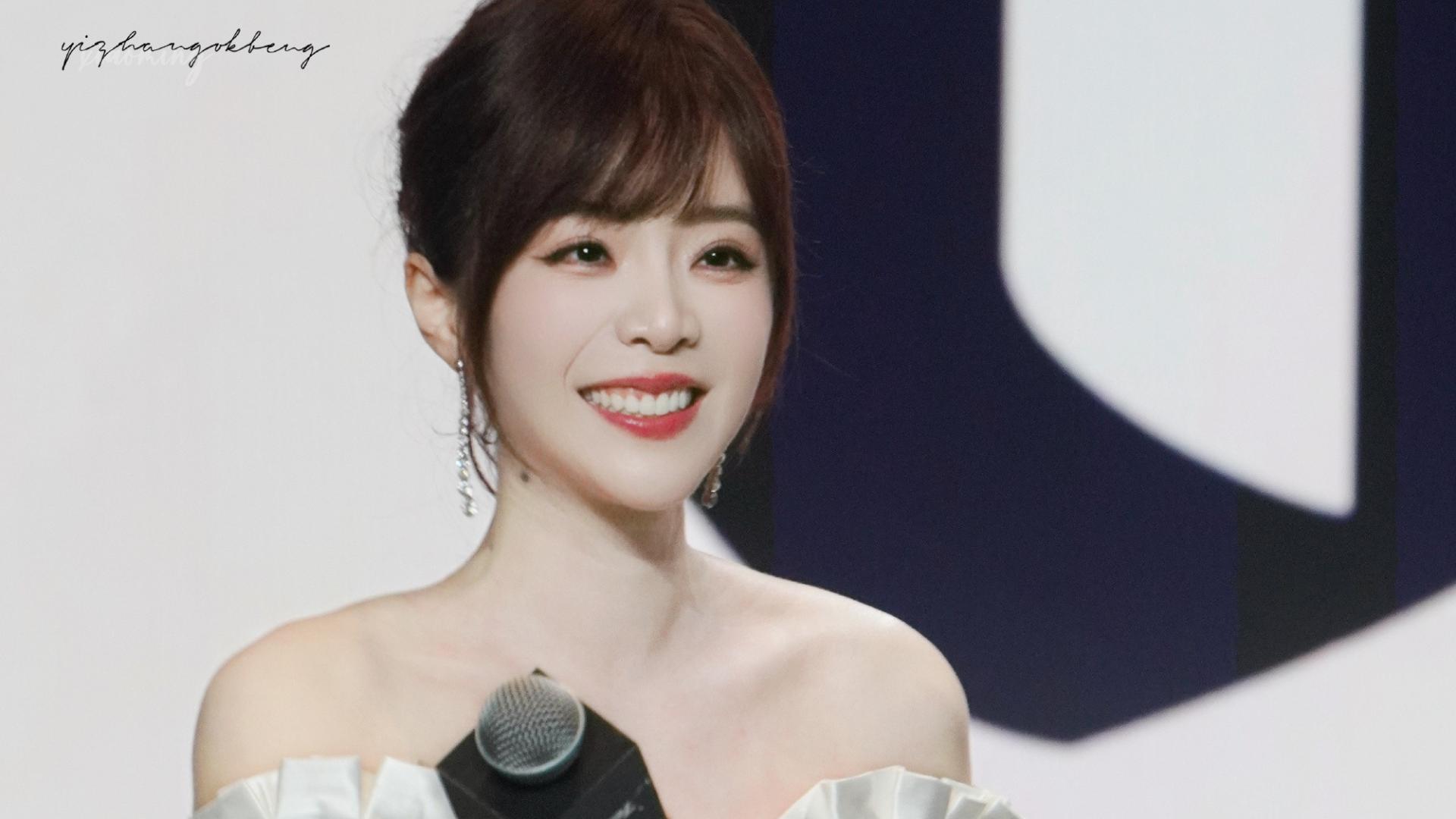 余霜站在那里的优雅，是服装细节都在为她让路