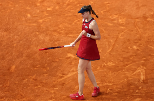 马德里站第三轮焦点战，2号种子莱巴金娜克服落后一盘外加一次破发的不利局面，最终以