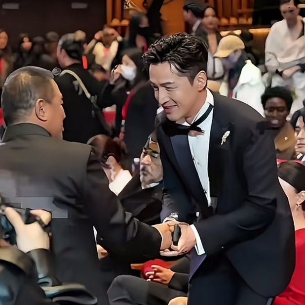 过气老演员丁勇岱路过时胡歌连忙起身
毕恭毕敬笑脸相迎。
从站姿来看，胡歌是个很不