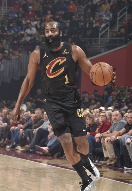 哈登在今天骑士VS活塞比赛中一整场发挥的不好，最后时刻把自己拉出会议室

空位三