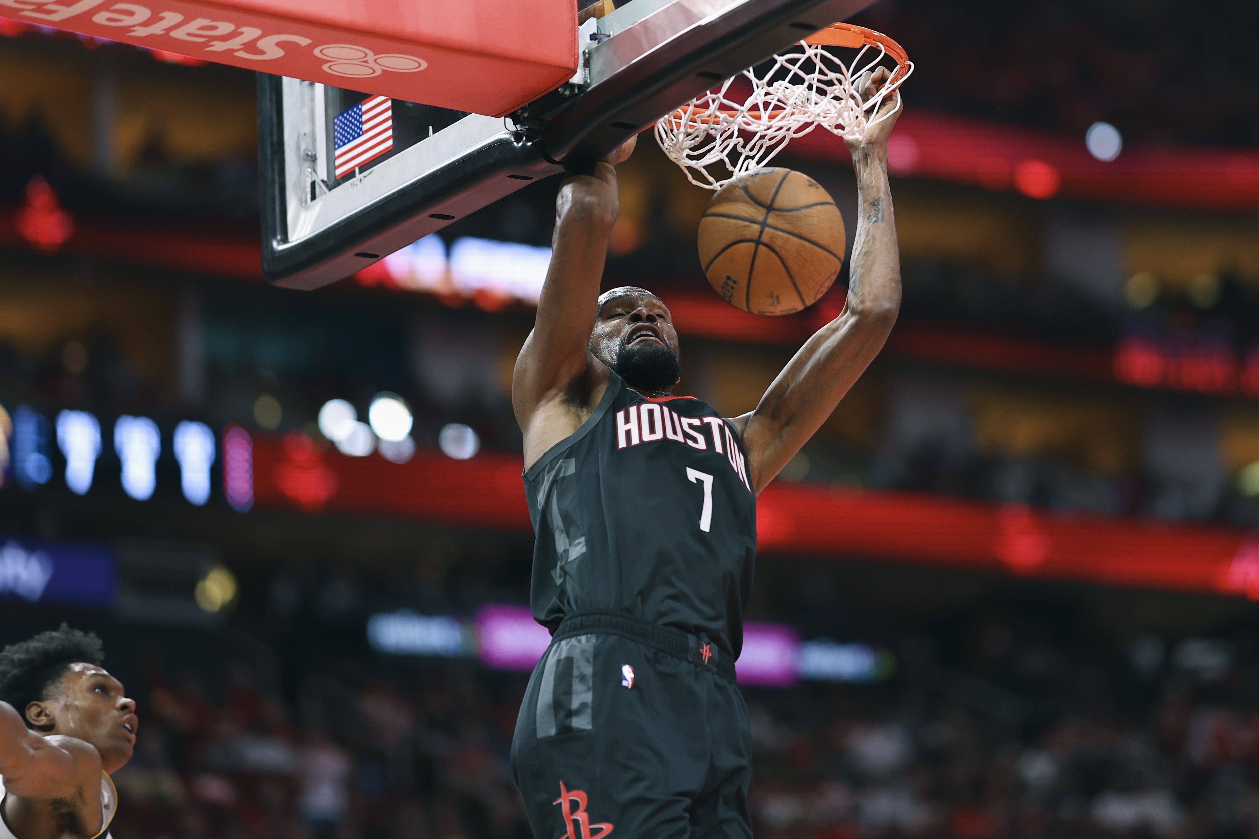 前一场火箭队战胜步行者队，那场比赛杜兰特脚踝扭伤缺阵一场。说是脚踝扭伤，其实我们