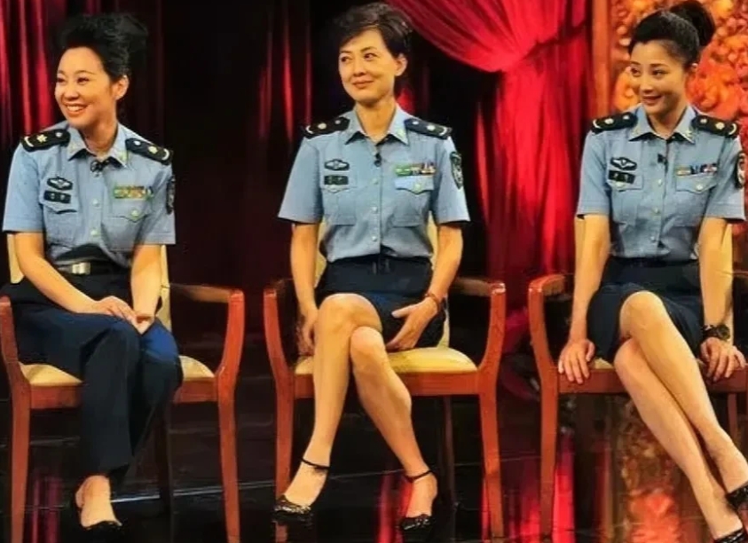 原来她们三位都当过兵，中间的这个是牛莉，右边的这个是殷桃，左边的这个看了半天，愣