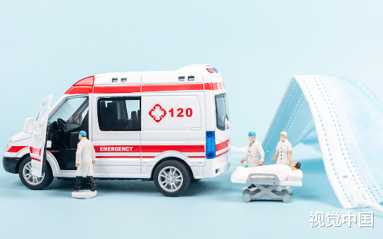 老年患者突发急病，老公却开急救车去接小青梅，得知真相的患者家属将他送去了监狱！