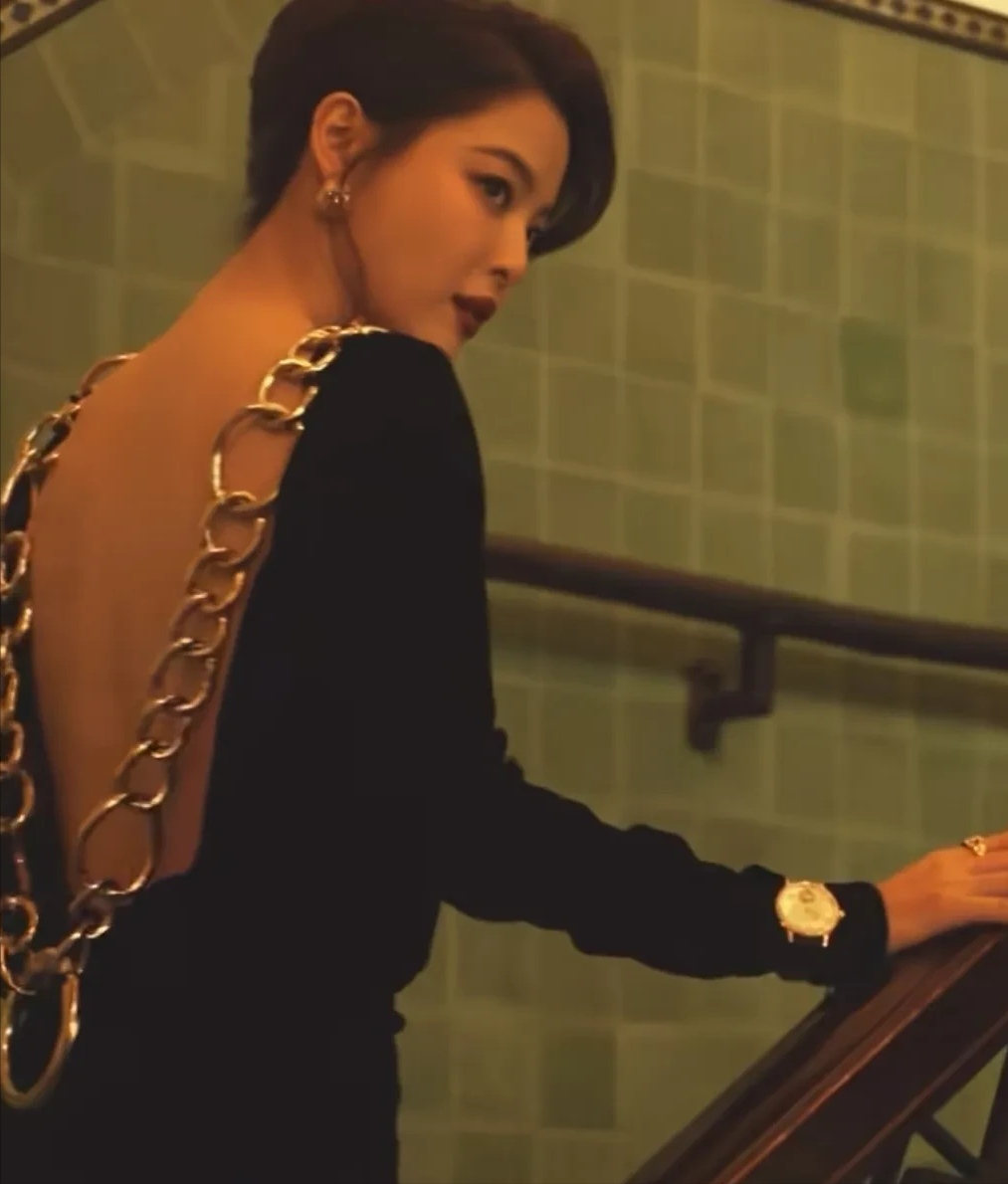 辛芷蕾为了演出李李的风情万种，特意去学了拉丁舞，结果吃饭时太过专心，直接暴露了，