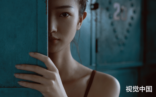 我把眼角膜给了他，他重见光明后却骂我瞎子晦气。他不知道，三天后他的眼睛和脑子会一起烂掉。