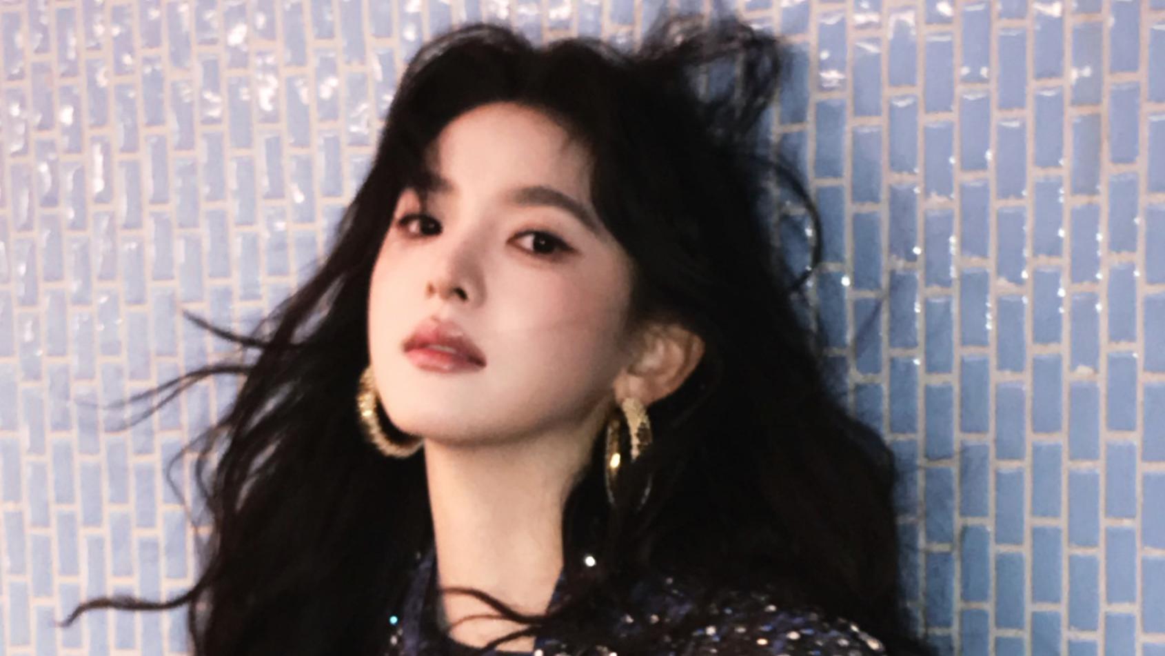 章若楠一头卷发出来，好多人愣了，原来她也能这么有味道