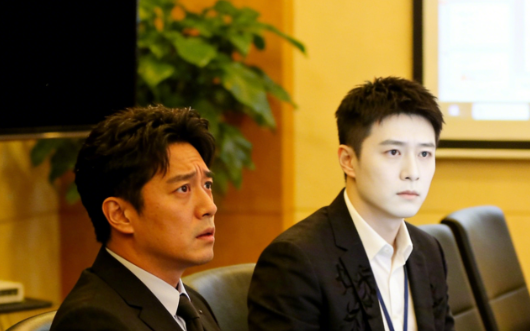 我被空降经理贬去仓储当杂役，所有人都笑我惨，谁知我U盘里藏着他的罪证，反手让他蹲大牢…