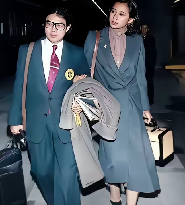 这是1979年新婚不久的朱玲玲和霍震霆，在红磡火车站留下的一张老照片

彼时朱玲