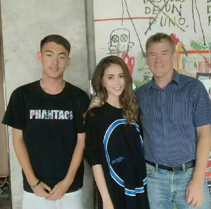 昆凌一家子颜值都好高啊，弟弟跟爸爸都是大长腿 ​ ​​​