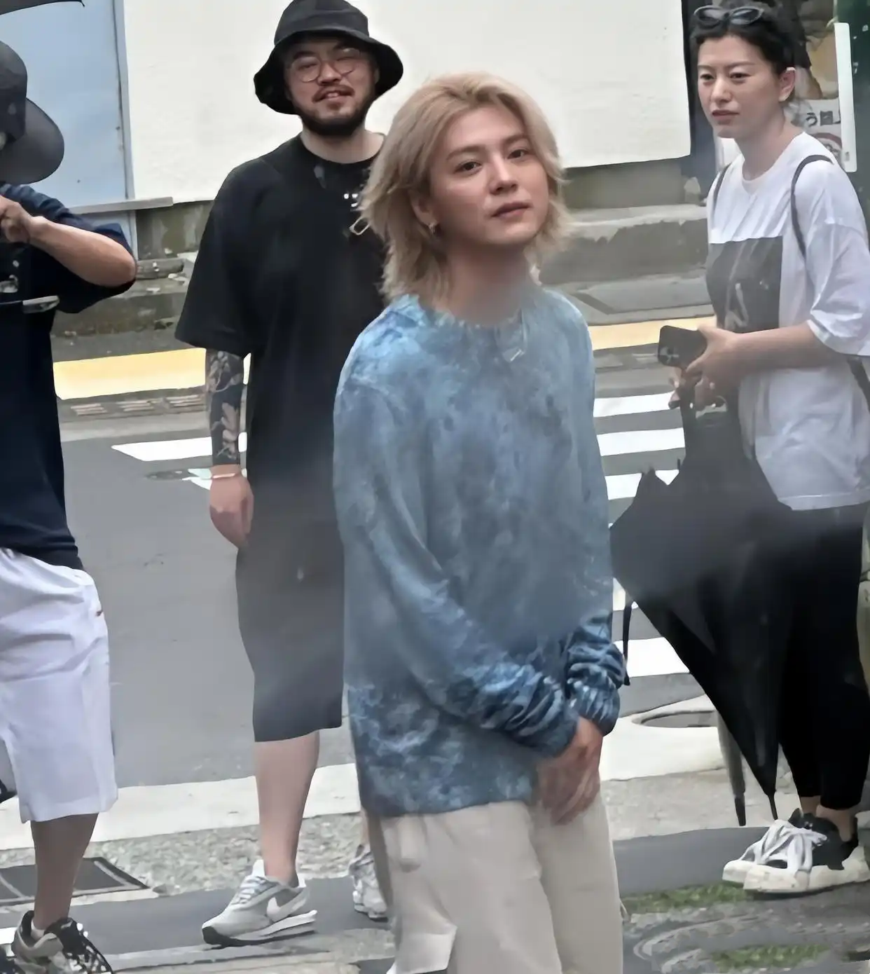 天呐，鹿晗怎么残成这样了？
日本偶遇到他，本人个子不高身材比例很虐，一头金发显得