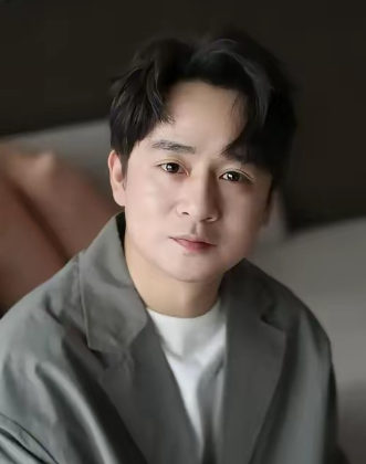 演员黄澄澄说：
“我在三十岁时，
有天在门口遇到了房东，
他告诉我，房租拖欠了快