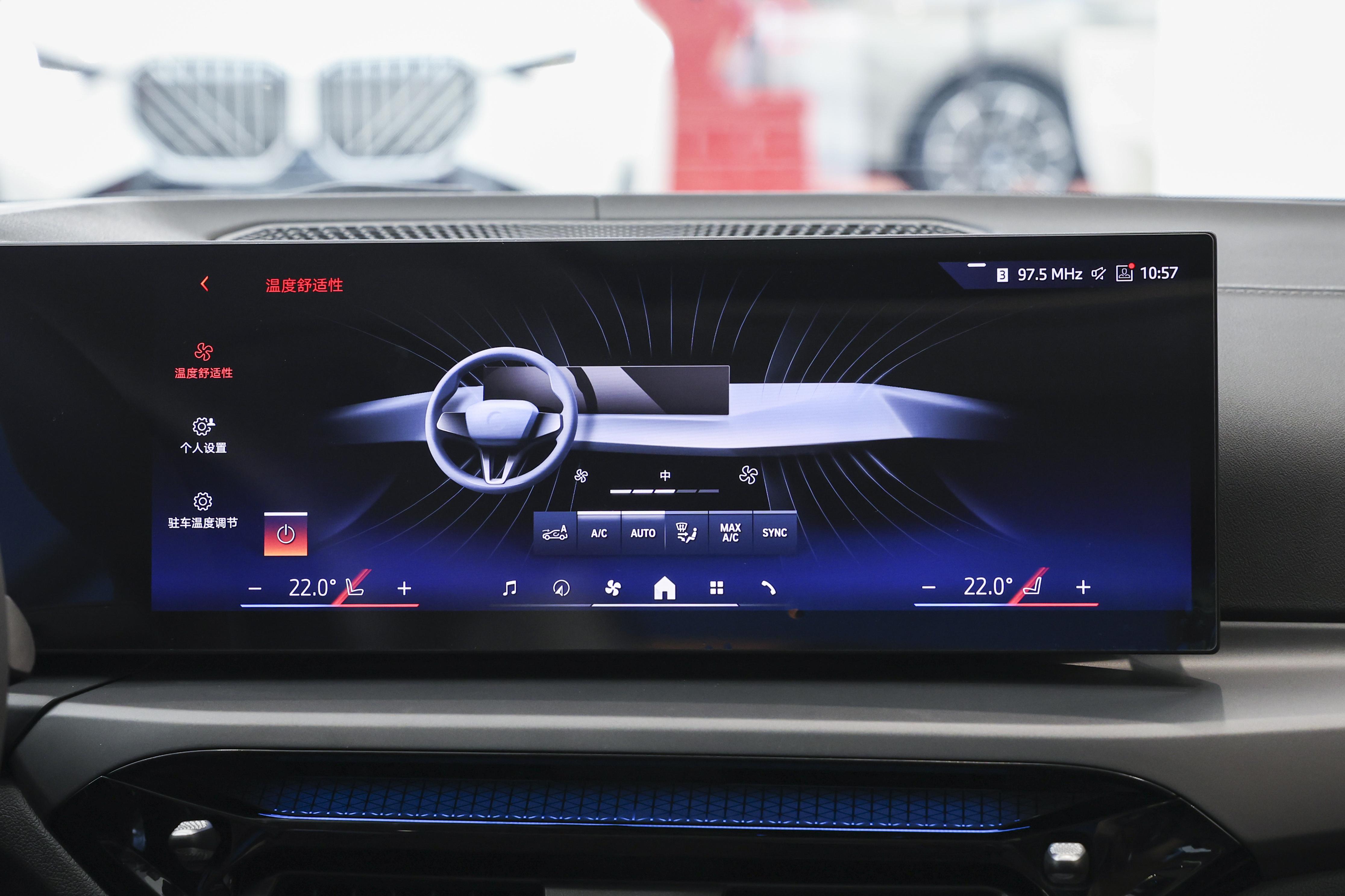 i3虽然是油改电，但开起来比3系舒服。没有了发动机噪音，车里很安静。底盘因为加了