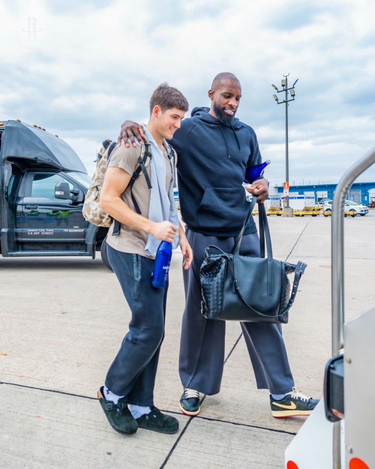 火箭队现在第二阵容和之前完全不一样，谢泼德目前成为在第二阵容当中的核心球员。他已