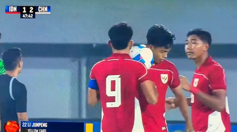 中国u17最大的问题在后防，刚刚李均鹏的犯规莫名其妙。

中国u17和印尼u17