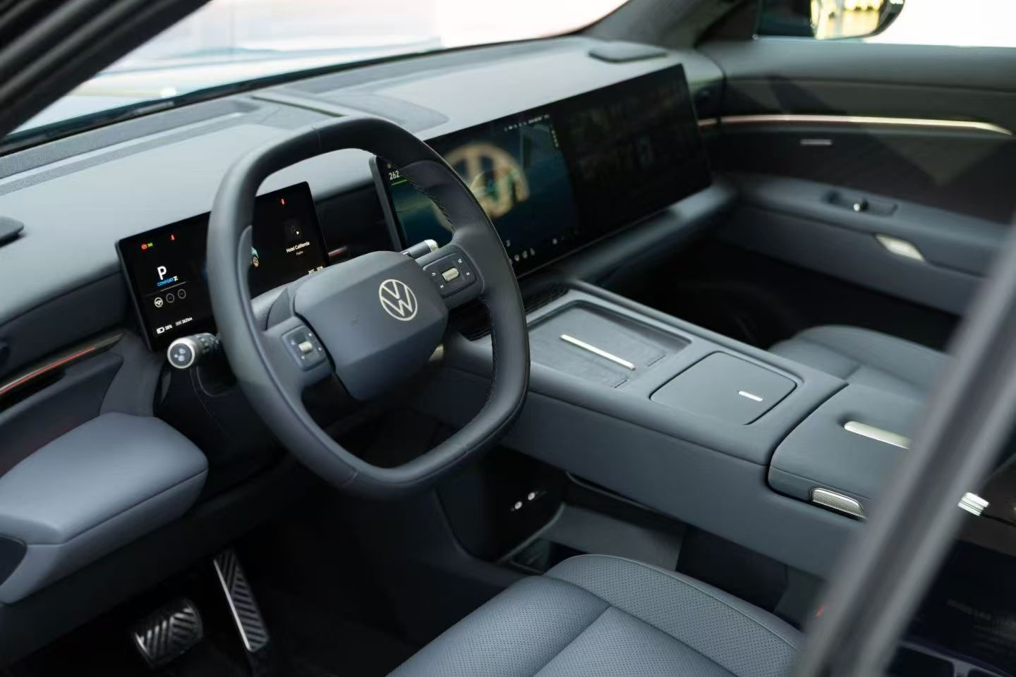 这还是大众吗？这看起来就像是蔚来、理想、小鹏在一起的缝合怪。
这内饰已经泯然众人