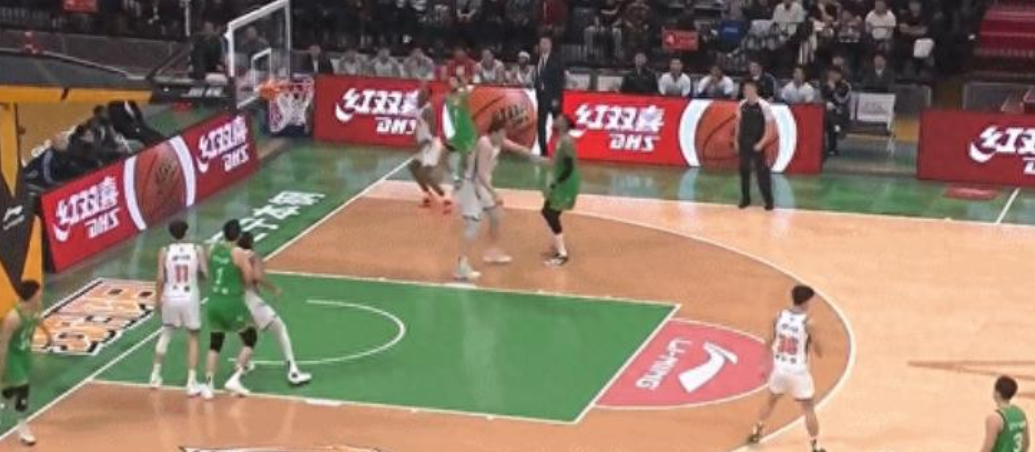 CBA常规赛，辽宁主场以87-75轻取新疆。
辽宁队莫兰德17分12篮板4助攻3