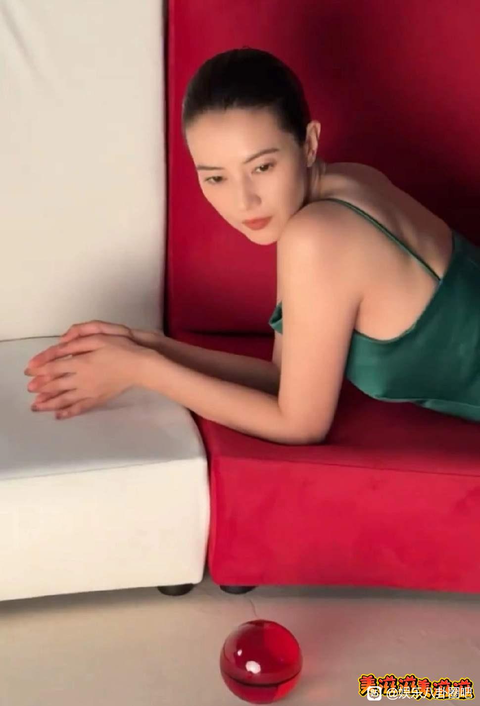 最近一组高圆圆的生图火了，原因竟是有人评价她“虎背熊腰”、“手臂没有健身线条”。