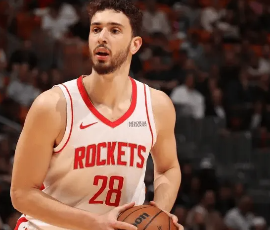 NBA季后赛，湖人对阵火箭的比赛正在进行中。
第四节比赛中，詹姆斯先是抢断随后晃